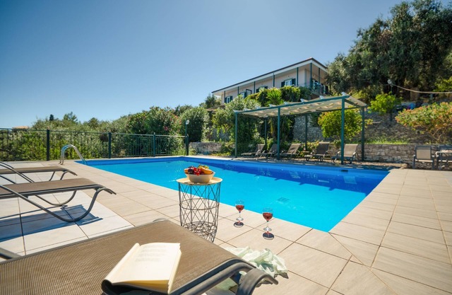 Antigoni Villa Dio: Shared pool, stunning views, A/C