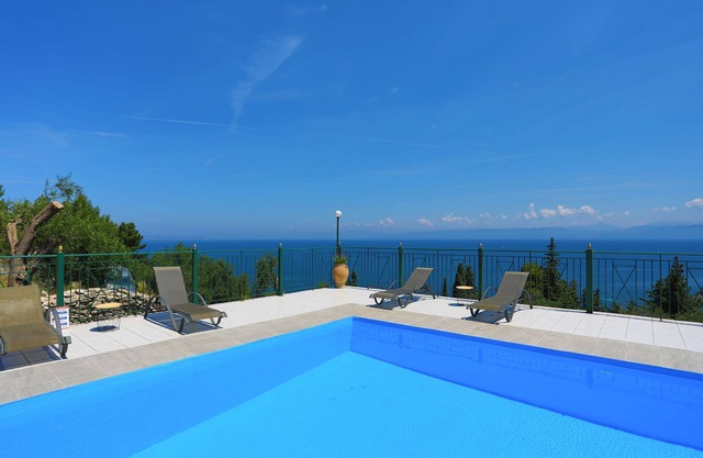 Antigoni Villa Tria: Stunning views, shared pool