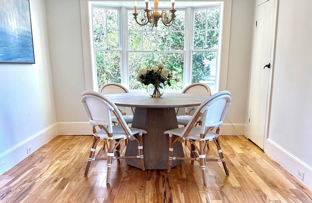 Antique 3-bedroom house with WiFi and A/C in quaint North Falmouth.