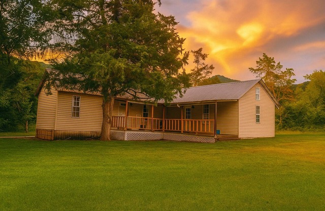 Antique Countryside Cottage, privacy and comfort, but close enough to Everything