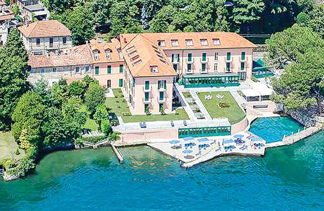 Antique palazzo from the 17th century, located on the lake and with private beach and common pool.