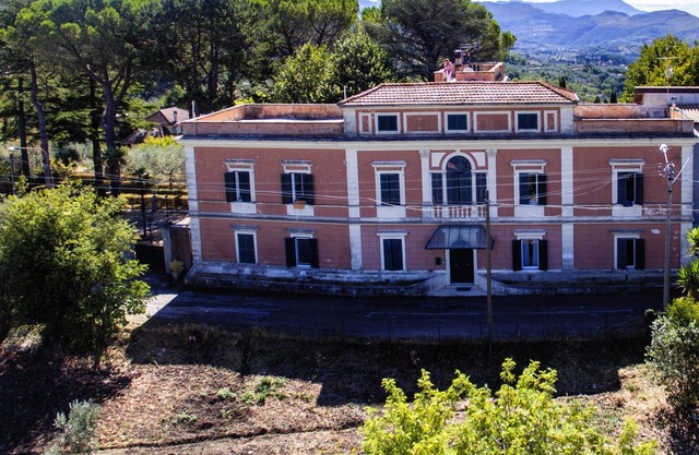 ANTIQUE VILLA CASA RINALDI WITH A GARDEN AND JACUZZI CLOSE TO ROME