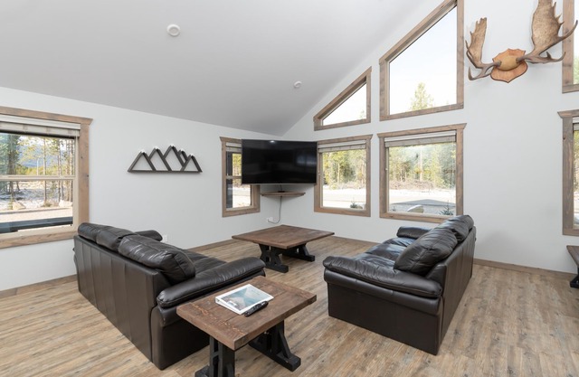 Antler Ridge Cabin Rental - Pet Friendly!