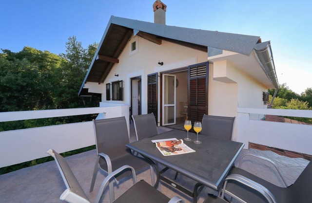 Antona vacation home with pool, balcony and terrace - Antona