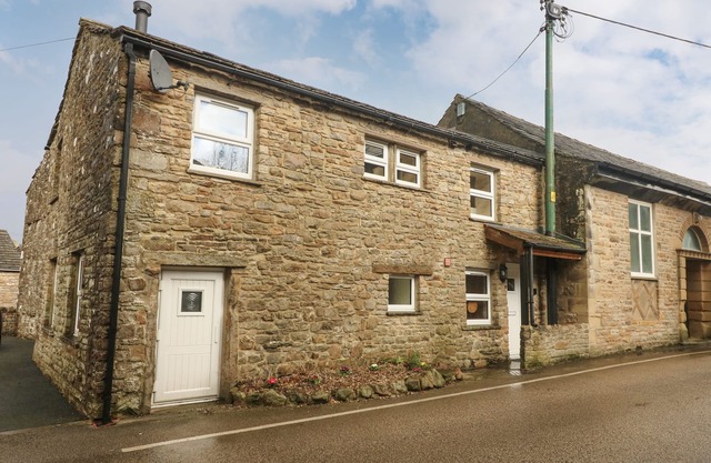 ANVIL BARN, pet friendly, character holiday cottage in Bainbridge