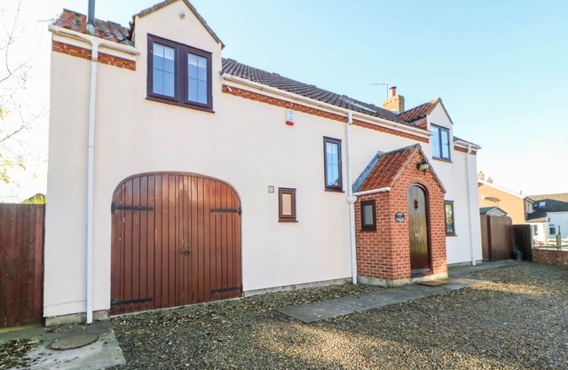 ANVIL COTTAGE, pet friendly, with hot tub in Appleton Wiske