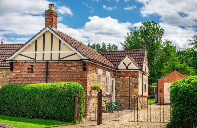 ANVIL LODGE, pet friendly, with a garden in Goulceby