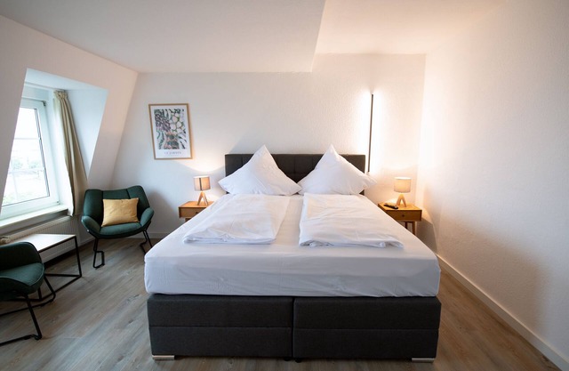 AP 6 Zimmer mit Kingsize-bett und Seeblick
