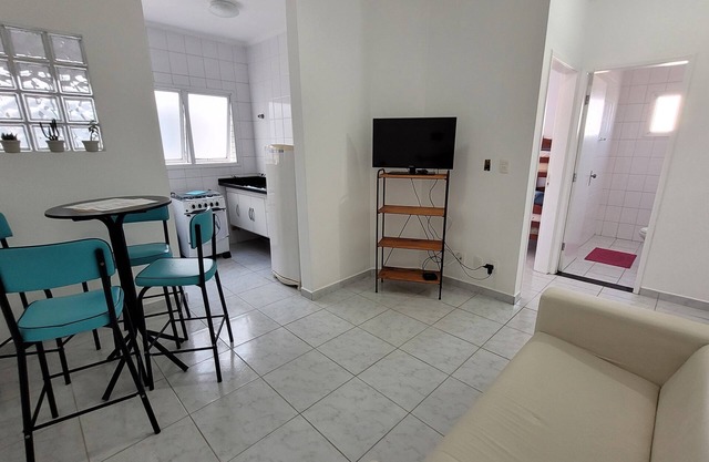 Apartamento moderninho, com sacada de frente para o mar. Sala bem iluminada.