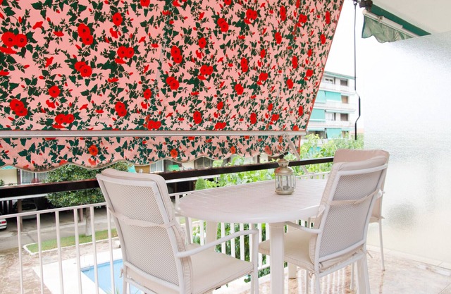Apartment LLavaneras 30' Barcelona with swimming pool, beachfront and train