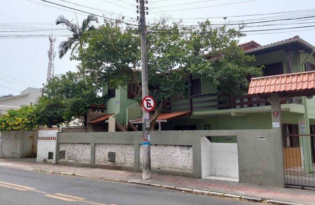Apartment with a privileged location, is two blocks from the beach.