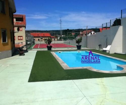Apart con playa, piscina y pista de tenis