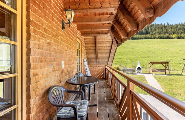 Apartment 'Ferienwohnung Dachgeschoss' with Mountain View, Shared Garden and Wi-Fi