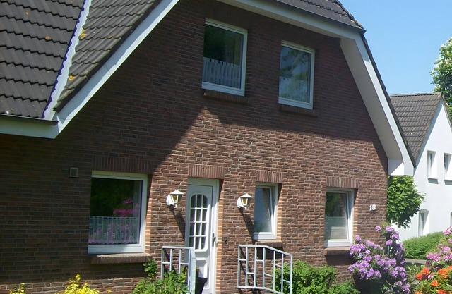 Apartment 'Lüke' with Private Terrace, Shared Garden and Wi-Fi