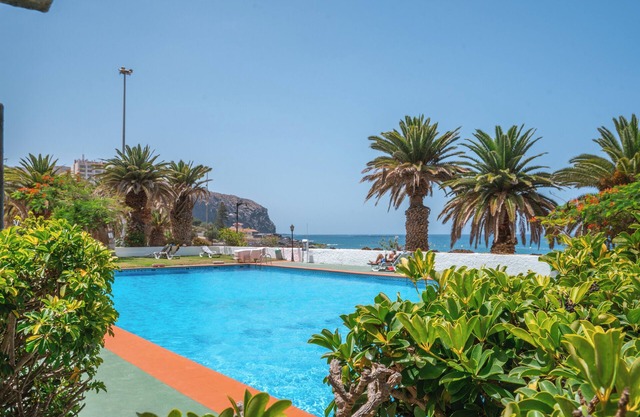 Apart'Dida Pool & First line of the sea