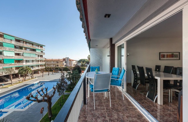 Apartment 'Apartamento Llavaneras I' close to the Beach with Shared Pool and Wi-Fi