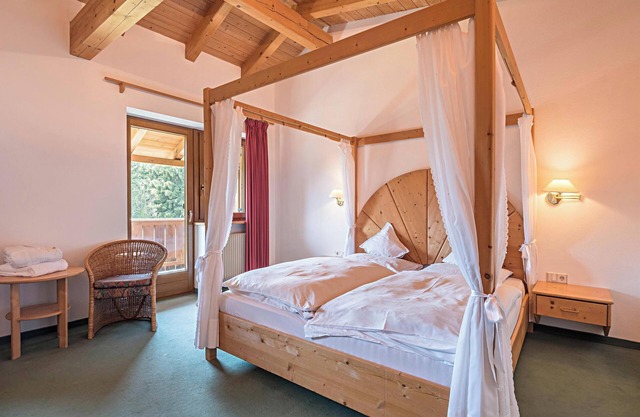 Apartment "Ferienparadies Sabina Zirbel" in the Nature Reserve directly on the Alpe di Siusi