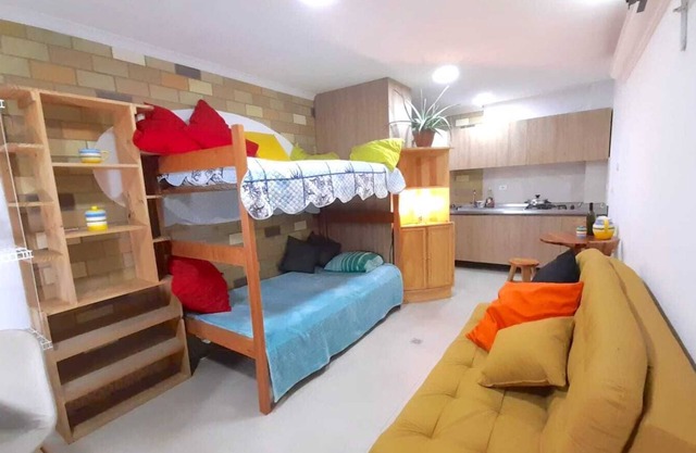 Aparta Estudio Hostal Acogedor Camarote , Sofá Cama, Cocina, Mesa, Baño