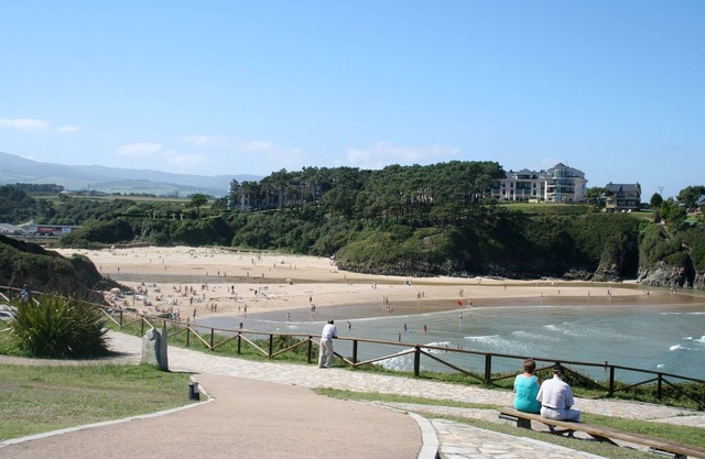 Apartament playa Tapia de Casariego. Private garden, playground and picnic area.