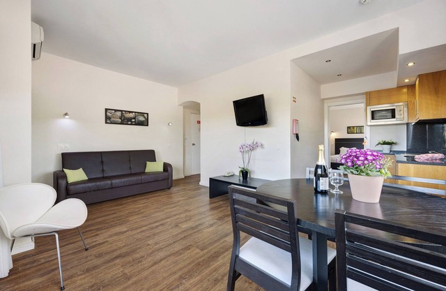 Apartament 'T1 Atlântico' with Mountain View, Pool, Balcony & Wi-Fi