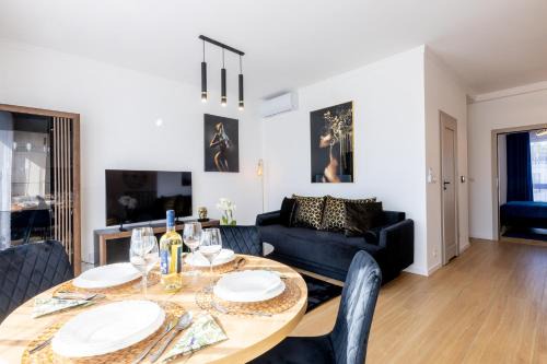Apartament Ustka Holiday - Black Alice z balkonem i klimatyzacją