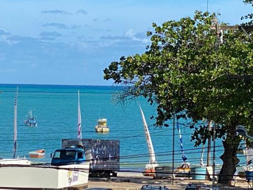 Apartamento à beira mar de Pajuçara com varanda privativa e Wi-Fi rápido