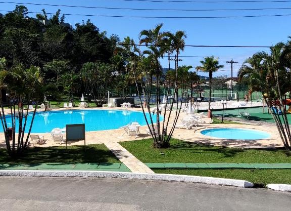 Apartamento até 10 pessoas na enseada Guarujá em condomínio clube praia piscinas salão jogos quadra futebol campo parquinho brinquedos Wi-fi Home office