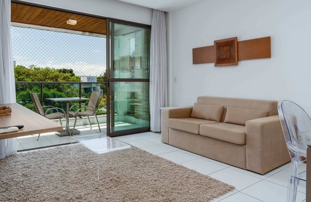 Apartamento espaçoso em condomínio com piscina