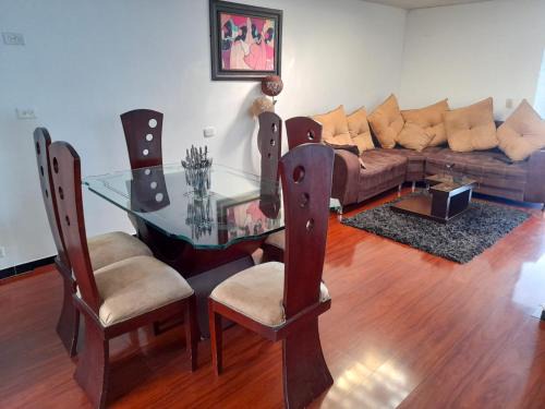 Apartamento cerca al Aeropuerto, al CAS, familiar, Amplio
