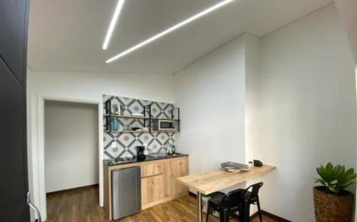 Apartamento cerca al centro comercial Santafé A105 By Roots Rentals