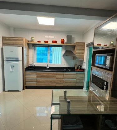 Apartamento com 3 suítes a 300 metros da praia