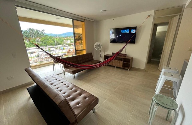 Apartamento con piscina y parqueadero a 7 min del centro