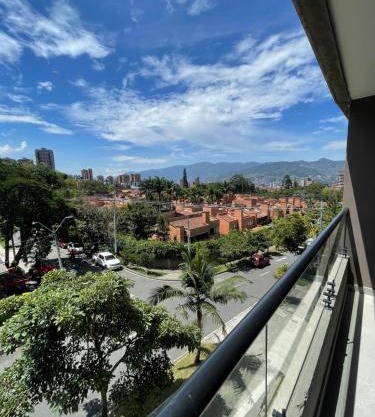 Apartamento con vista y aire acondicionado cerca a El Tesoro