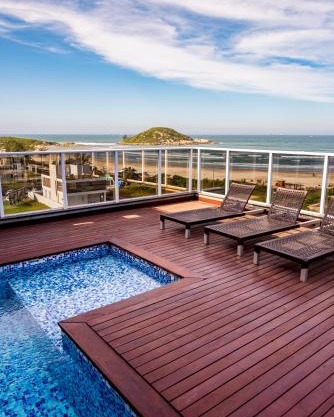 Apartamento de Frente para o Mar com Vista Incrível da Praia da Vila, Piscina e Varanda com Churrasqueira