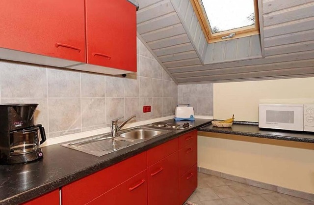 Apartamento con Dormitorio, Sala de Estar con Zona de Comedor y Cocina Pequeña Separada