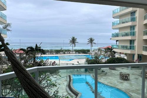 Apartamento frente mar e piscina