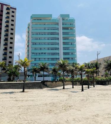 Apartamento frente mar com 3 suítes e 2 vagas de garagem