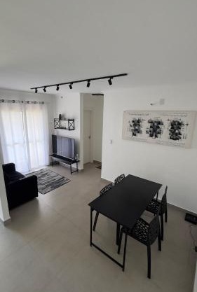 Apartamento inteiro com vaga, varanda e piscina