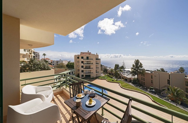 Apartamento luminoso com piscina, Garajau IV