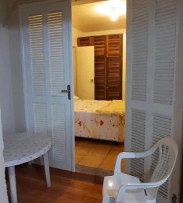 Apartamento térreo com ar condicionado e 2 suítes bem localizado