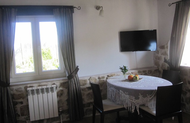 Apartamento Tranquilo con Cocina, Baño, Balcón y Jardines, Vistas Panorámicas