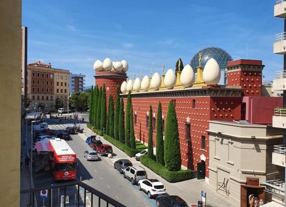 Apartamentos enfrente del Museo Dalí