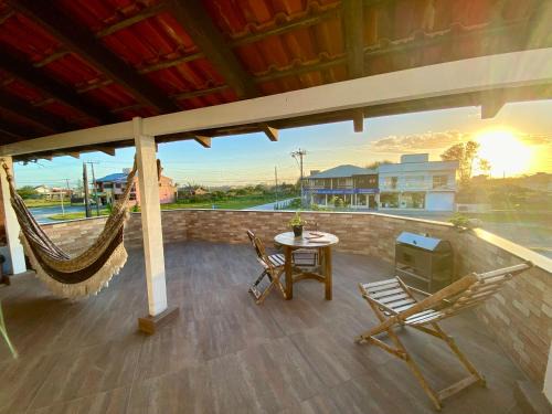 Apartamentos exclusivos e equipado com varanda ou terraço com Pôr do sol, cozinha privativa, Wi-Fi 600MBs, a 700m da praia de Itapirubá e 1km da BR-101