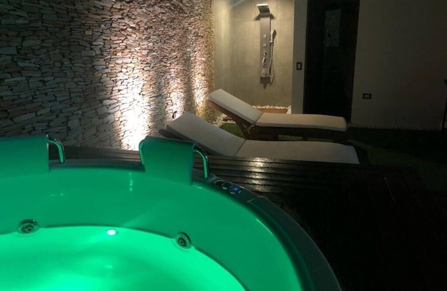 Apartasol with Private Jacuzzi near San Jerónimo and Santafe