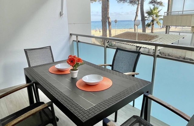 APARTBEACH FABIOLA IN FRONT OF THE BEACH AND HEATED