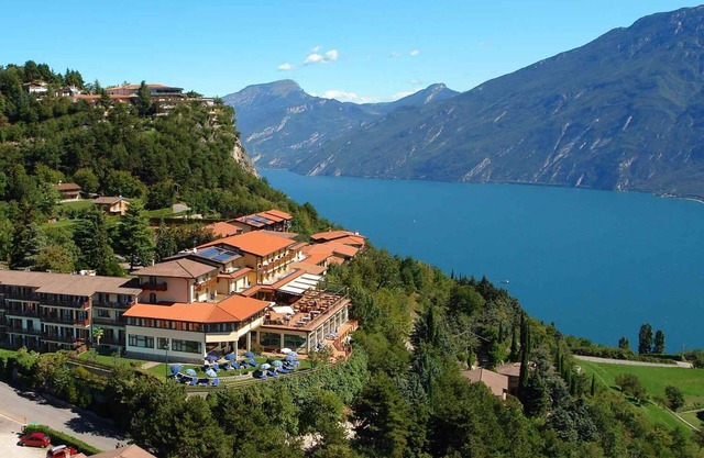 Apartement with lateral lake view