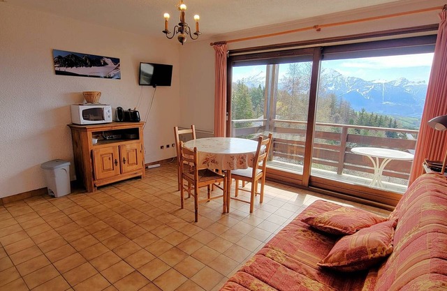 Apartment for 6 near station with balcony and private parking