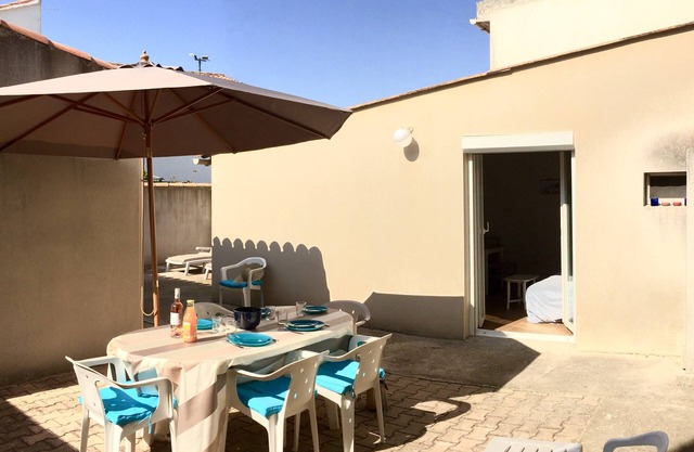 APARTMENT 5 PERS, 20 M FROM THE SEA, PRIVATE COURTYARD, BARBECUE, 2 BEDROOMS