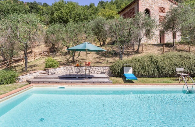 Apartment in villa with WIFI, pool, TV, patio, pets allowed, panoramic view, parking, close to Lucca