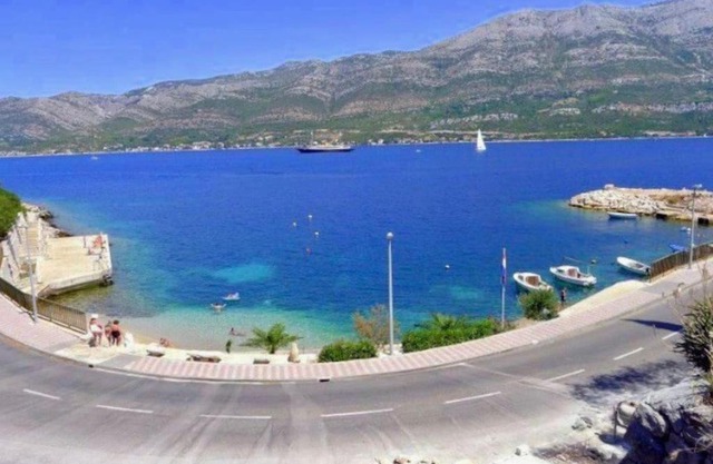 Apartman Mia- Spacious apartment with balcony and sea view